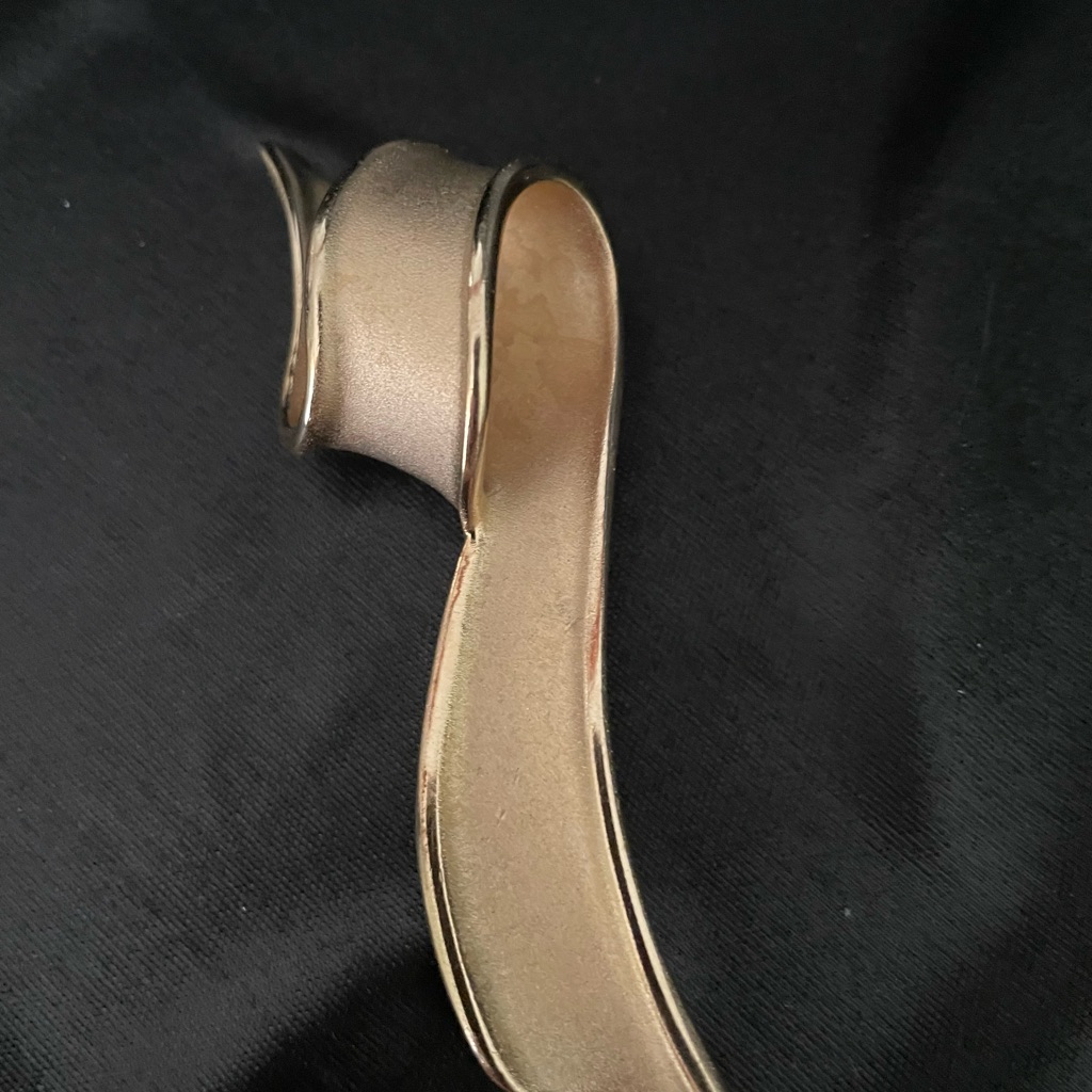 Elegant Gold-Tone Ribbon Brooch